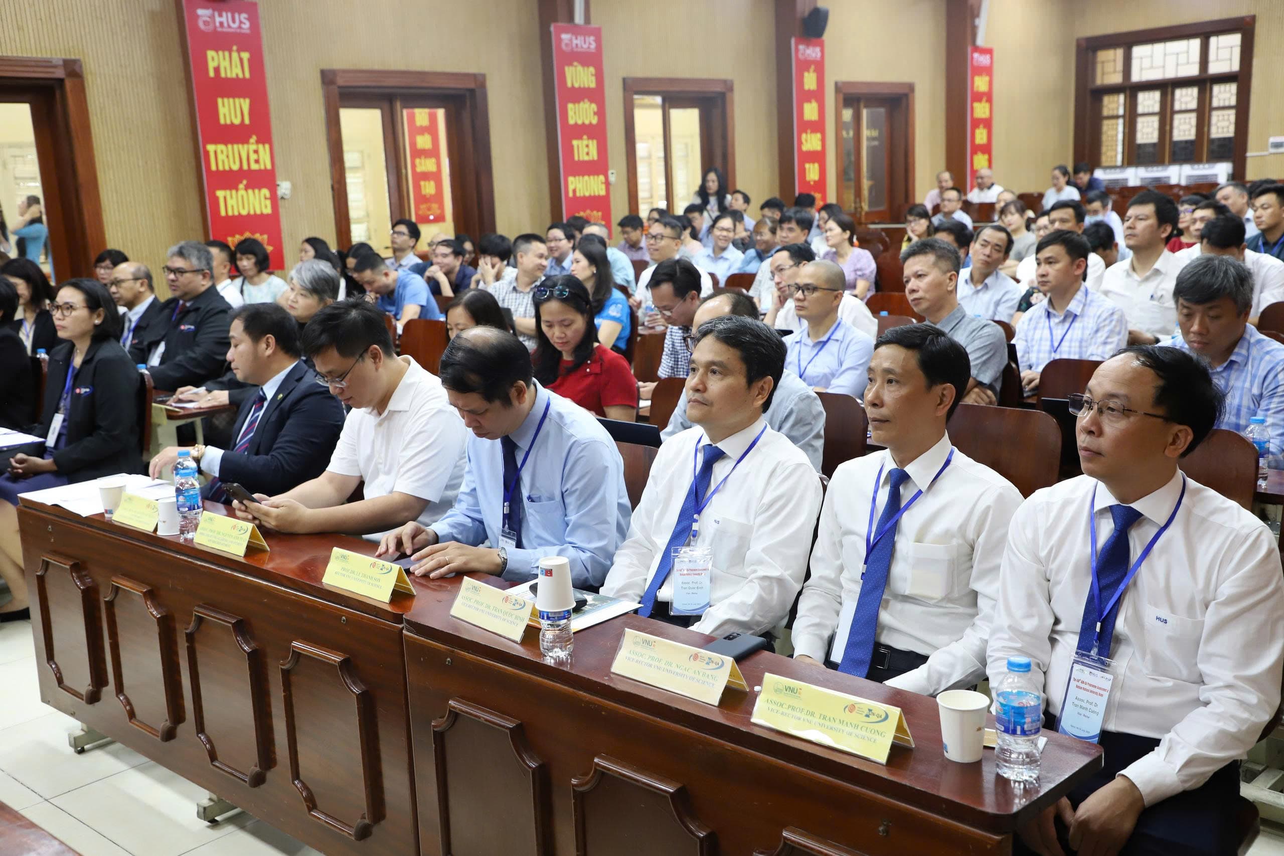 Cán bộ ĐHQGHN và trường Đại học KHTN trong Lễ khai mạc