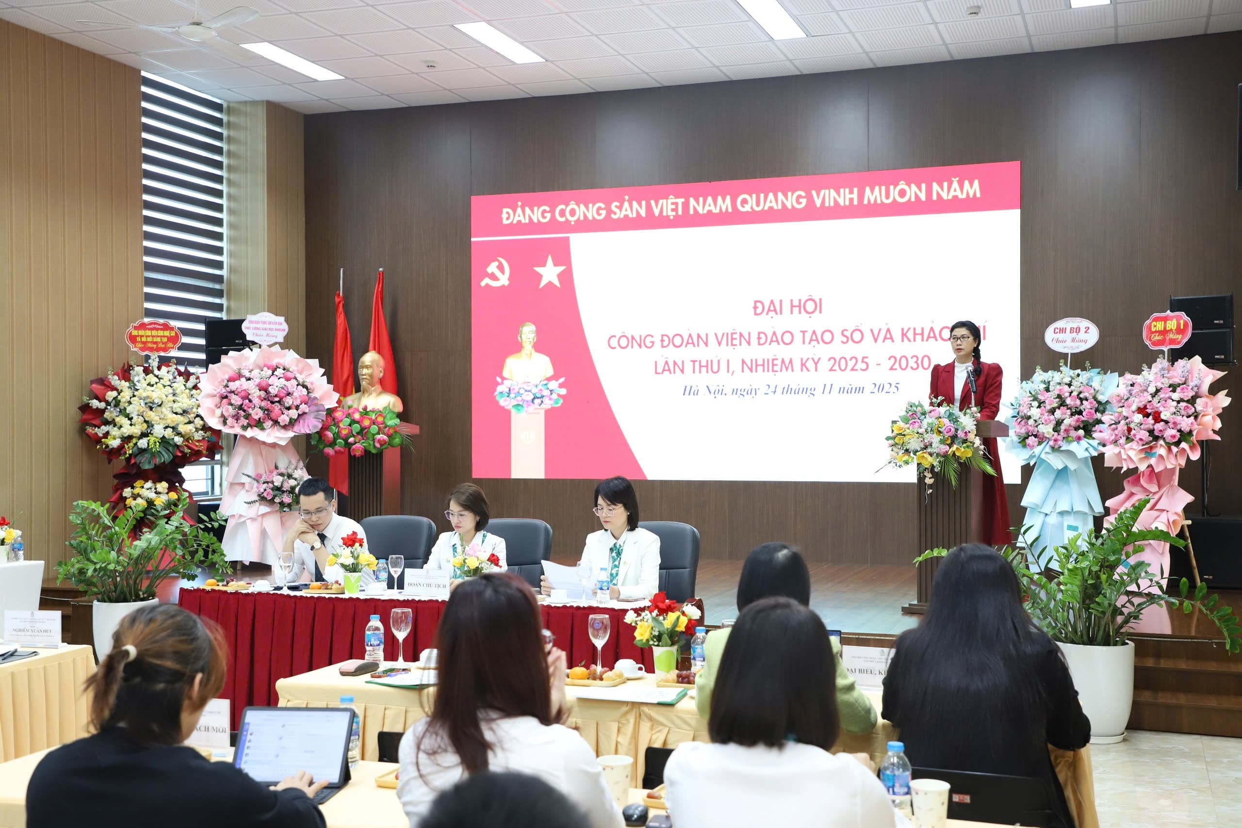 Cô thái phát biểu