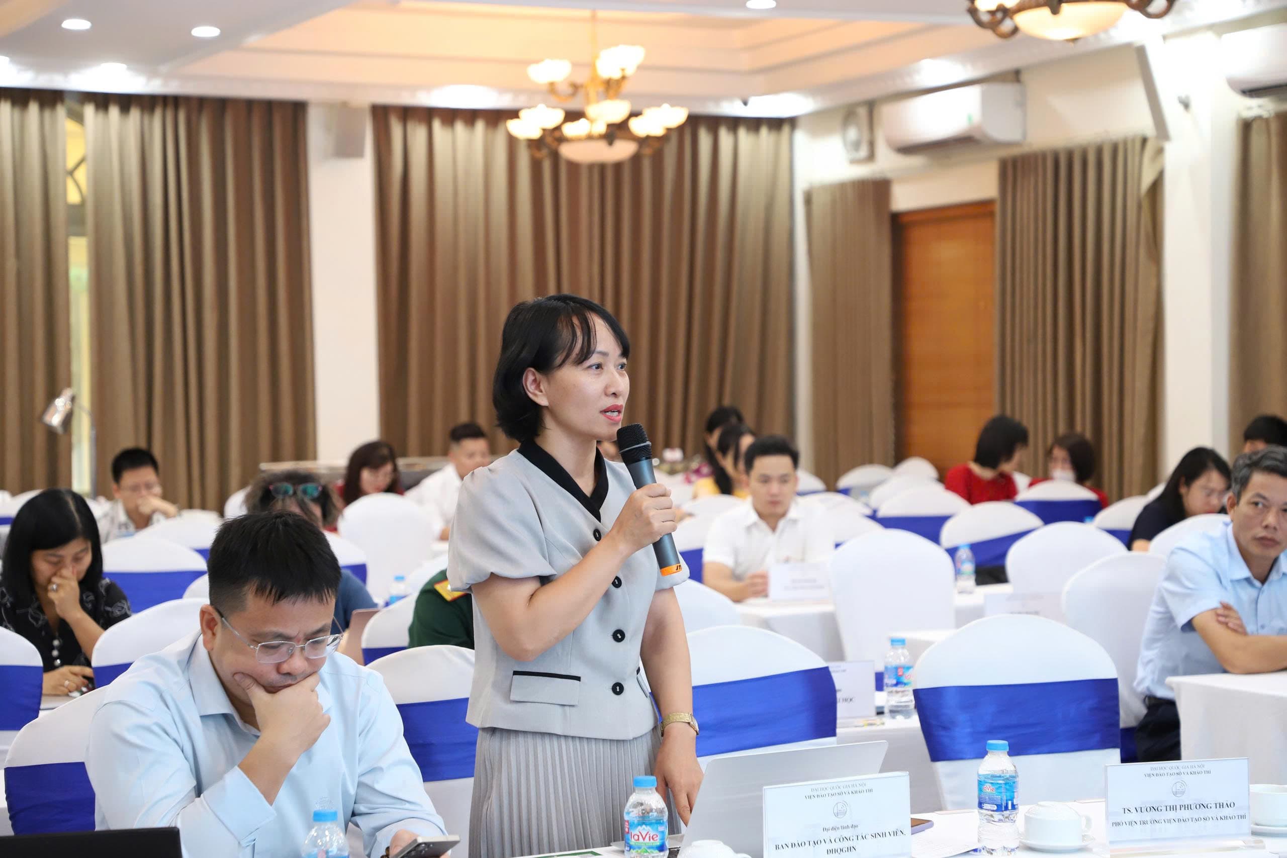 Phó trưởng Ban Đào tạo và Công tác sinh viên – ĐHQGHN Võ Thị Minh Trang phát biểu tại tọa đàm