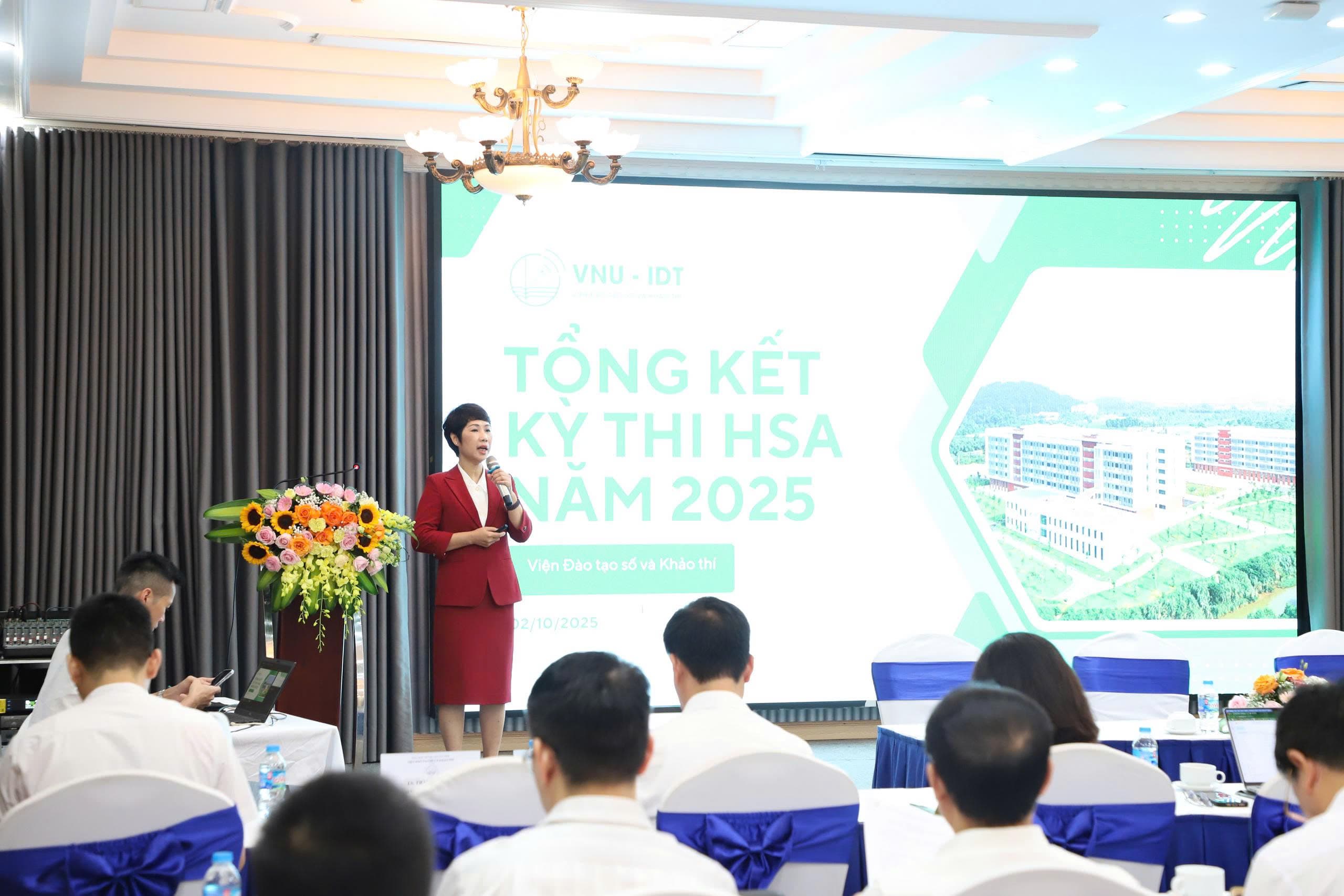 TS.Vương Thị Phương Thảo – Phó Viện trưởng Viện Đào tạo số và Khảo thí trình bày báo cáo tại tọa đàm