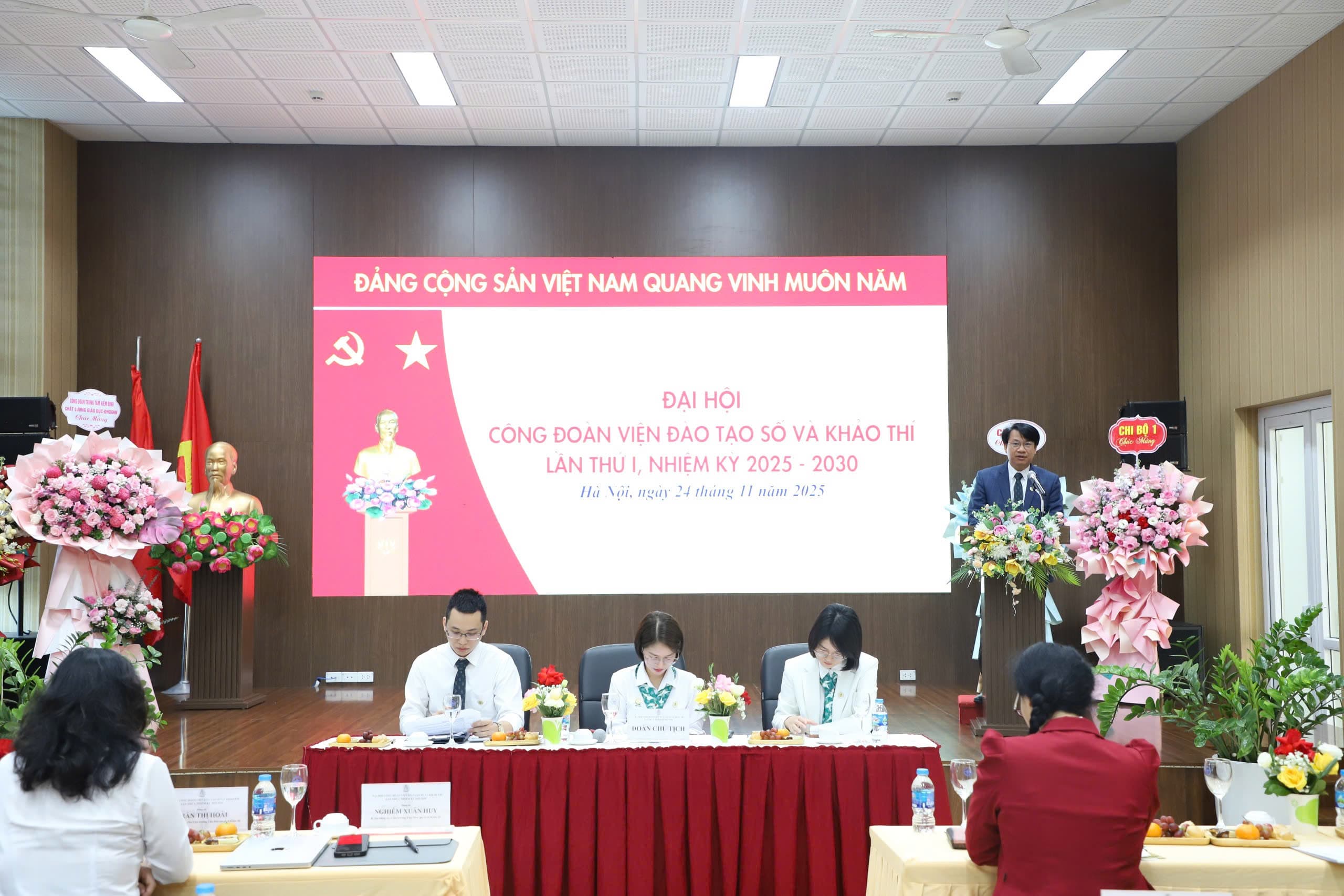 Thầy Huy phát biểu