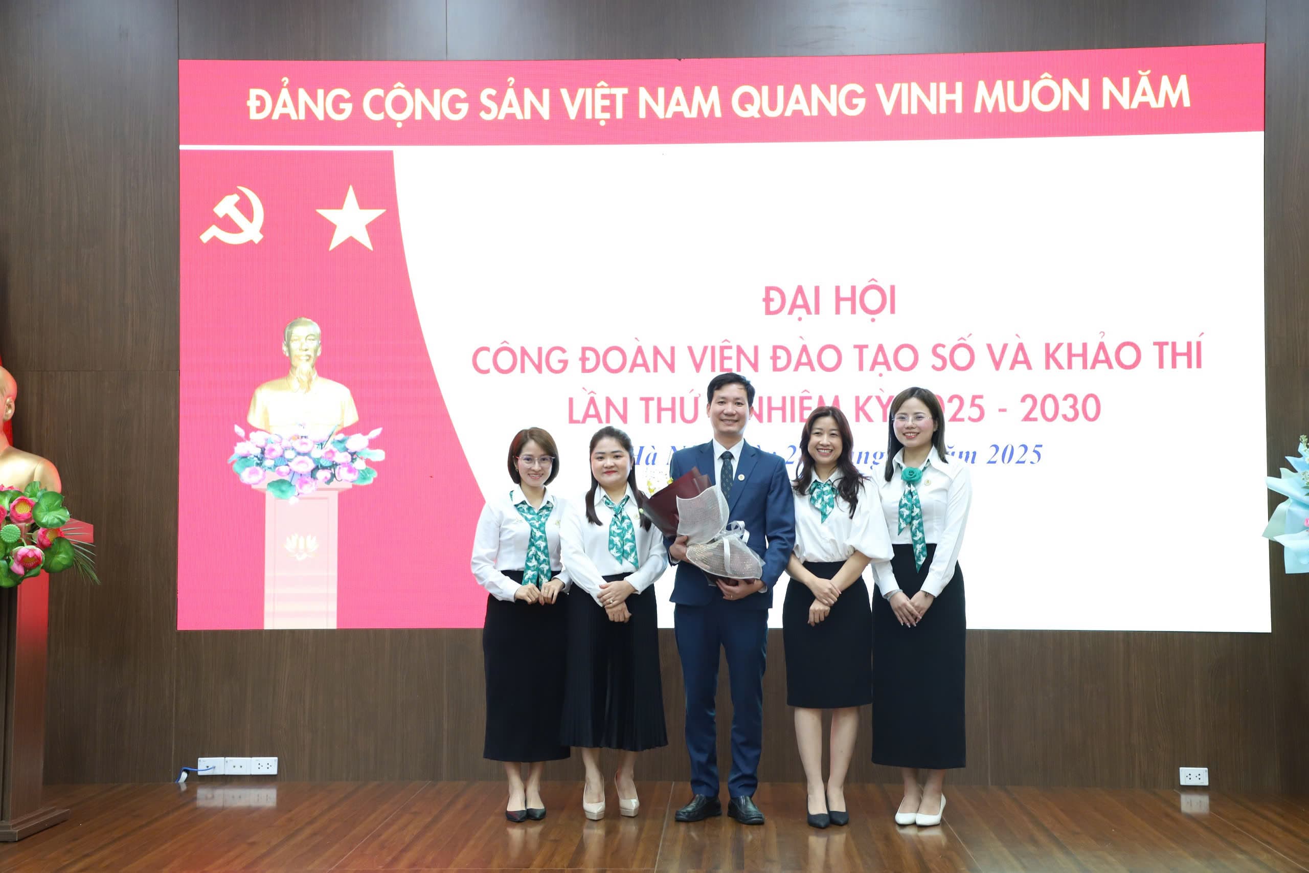 Ban chủ tịch công đoàn IDT