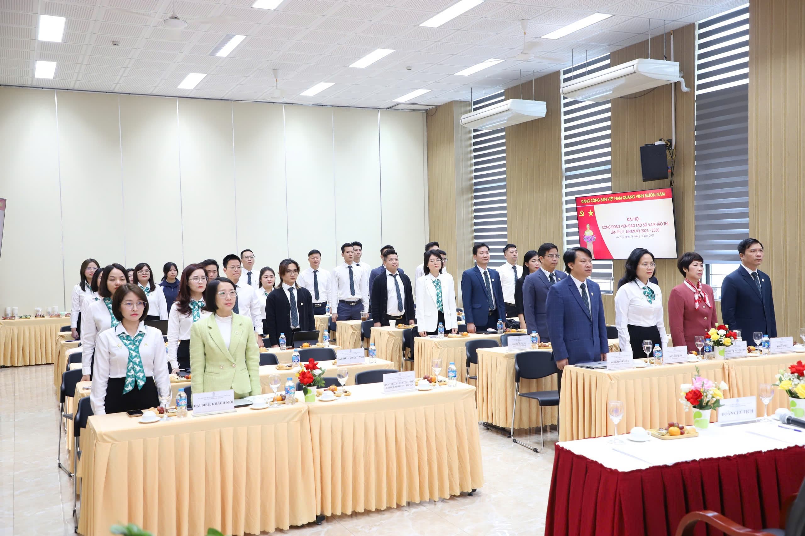 Chào cờ tạo đại hội công đoàn