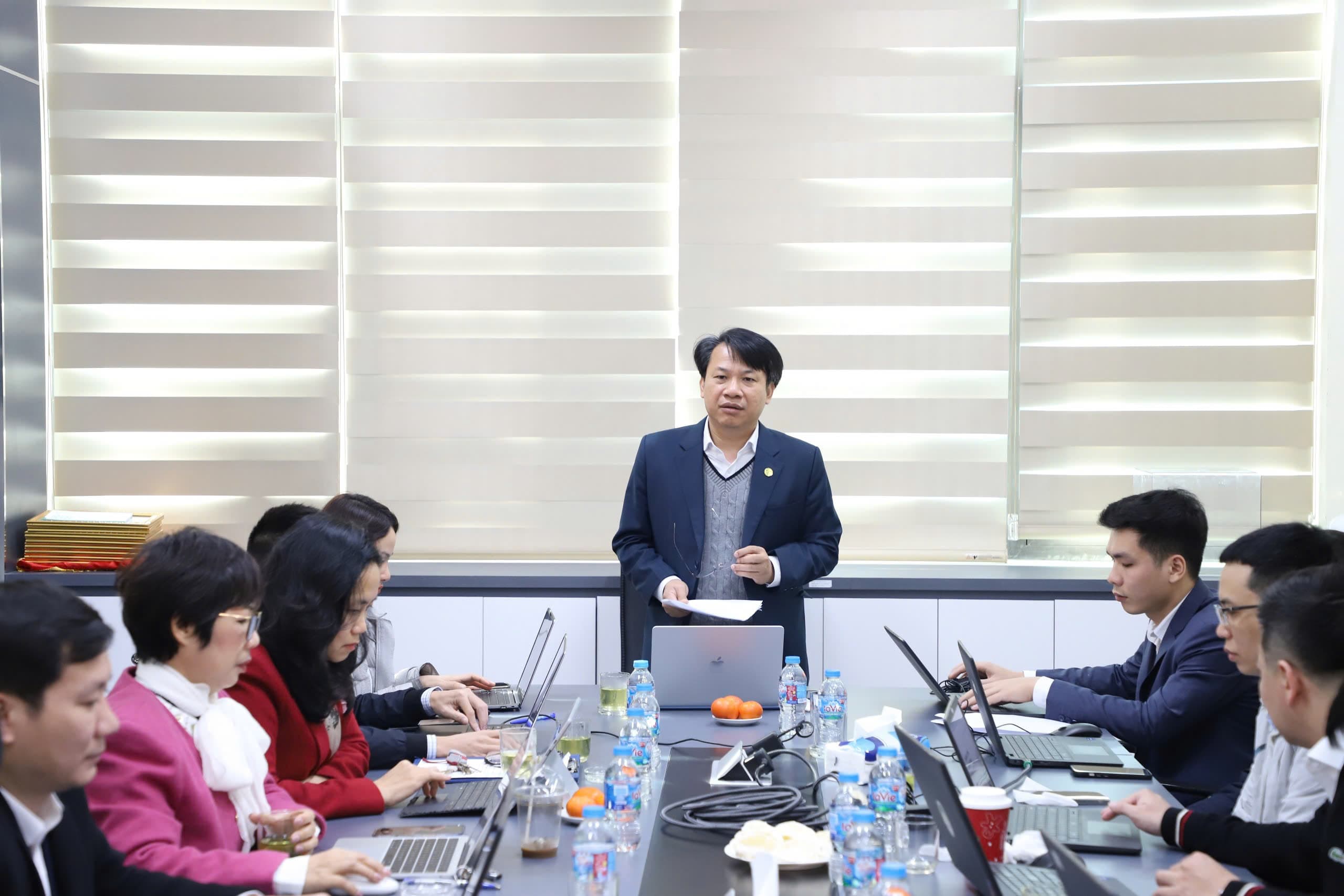 Đồng chí PGS.TS Nghiêm Xuân Huy – Bí thư Đảng ủy, Viện trưởng Viện Đào tạo số và Khảo thí trình bày báo cáo tại hội nghị