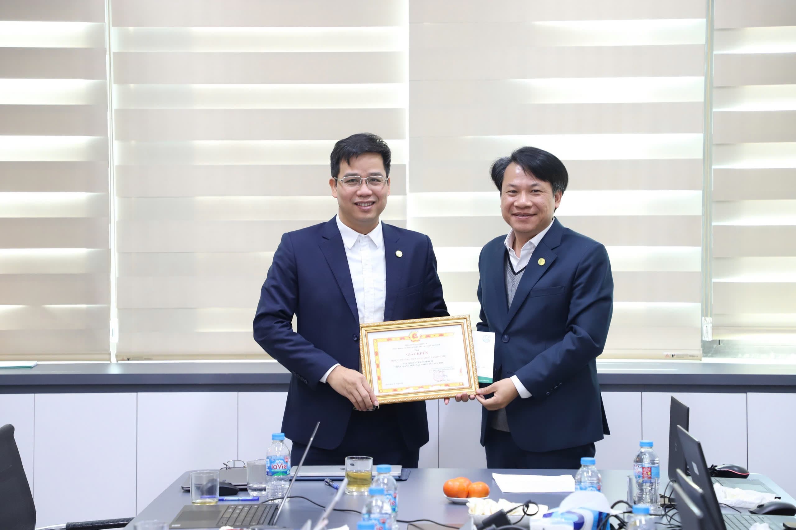 Khen thưởng chi bộ xuất sắc