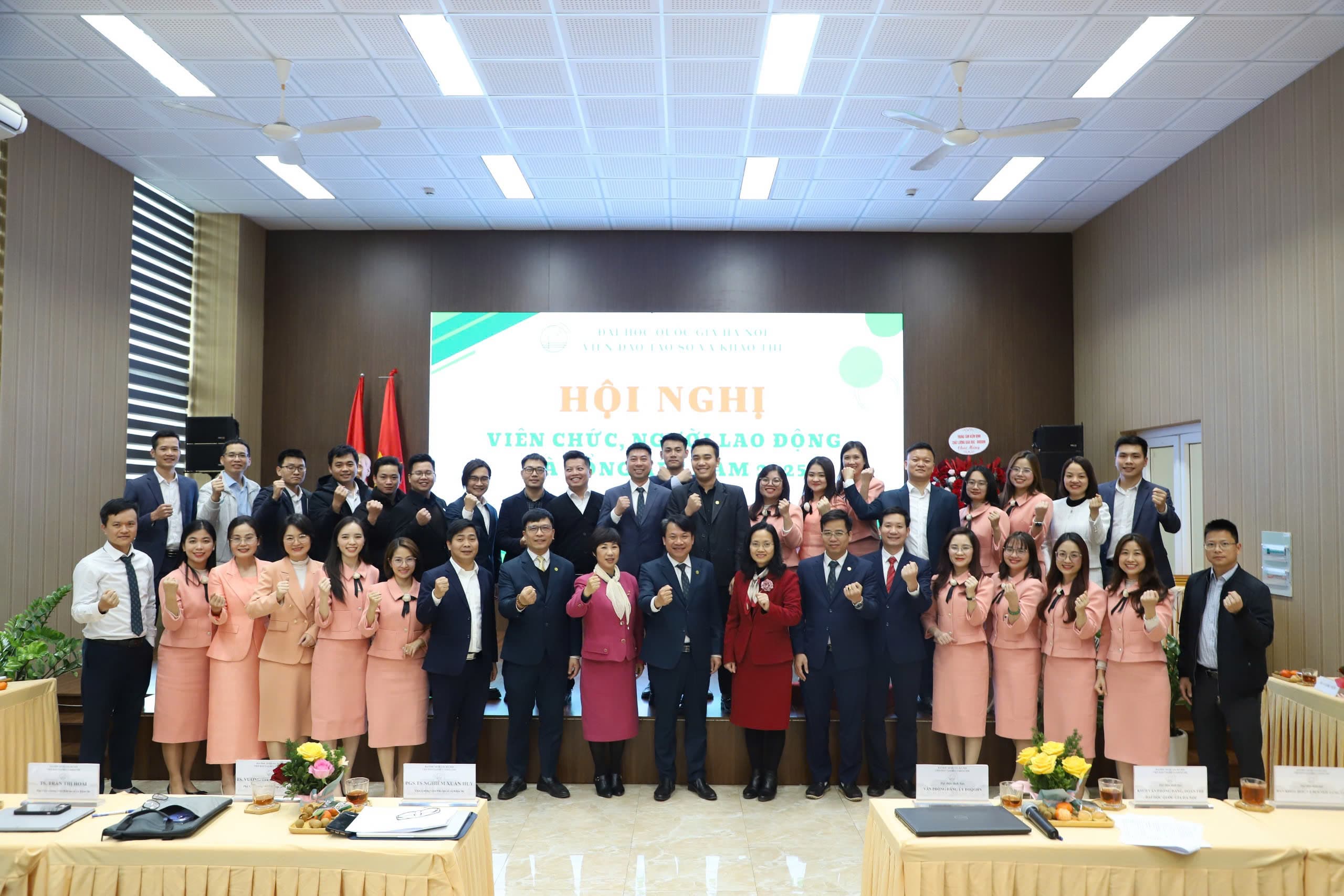 Ảnh toàn thể cán bộ, viên chức, người lao động Viện ĐTS&KT tại Hội nghị