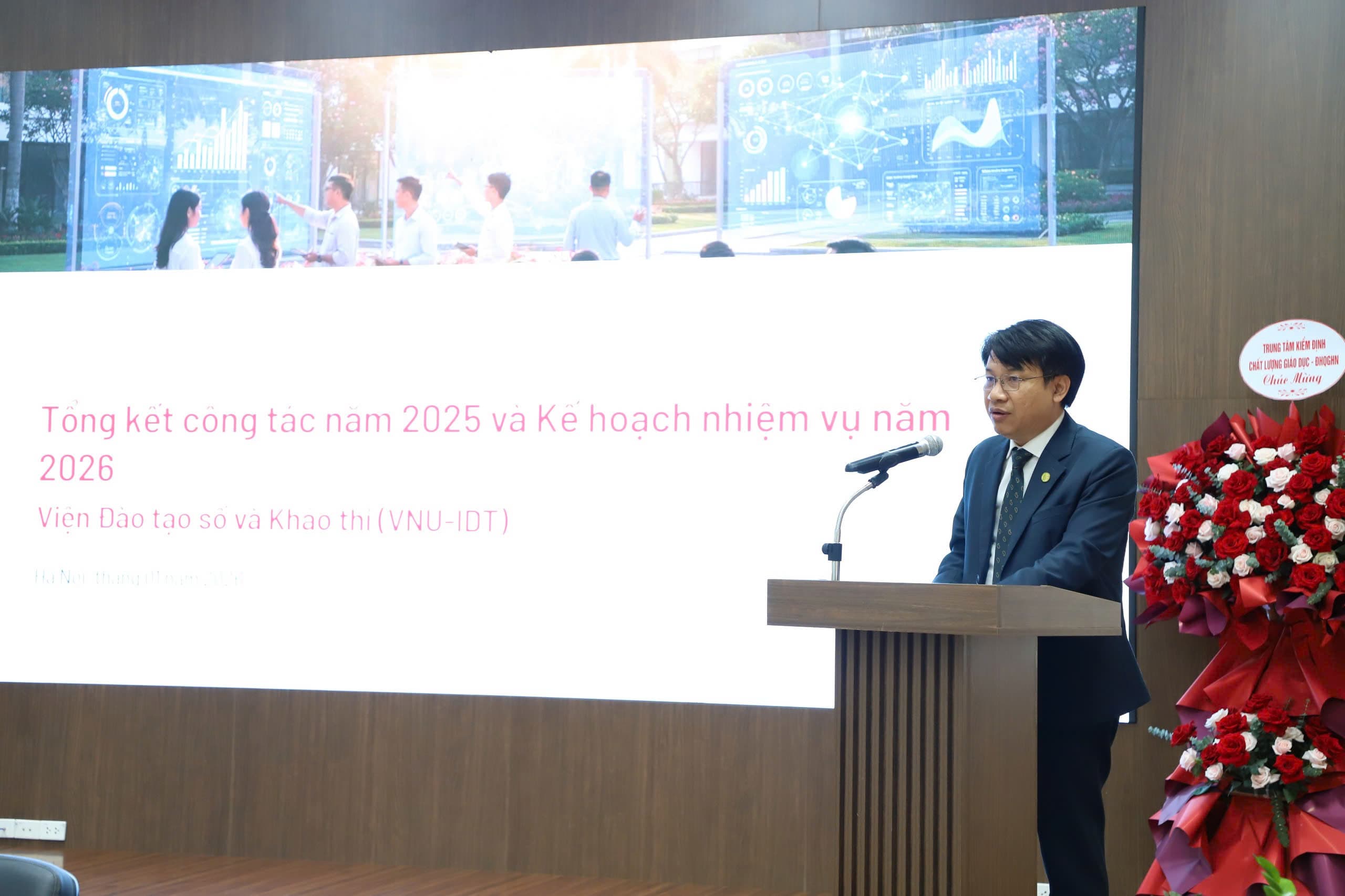 PGS.TS. Nghiêm Xuân Huy, Viện trưởng Viện ĐTS&KT phát biểu chỉ đạo và trình bày báo cáo tại Hội nghị
