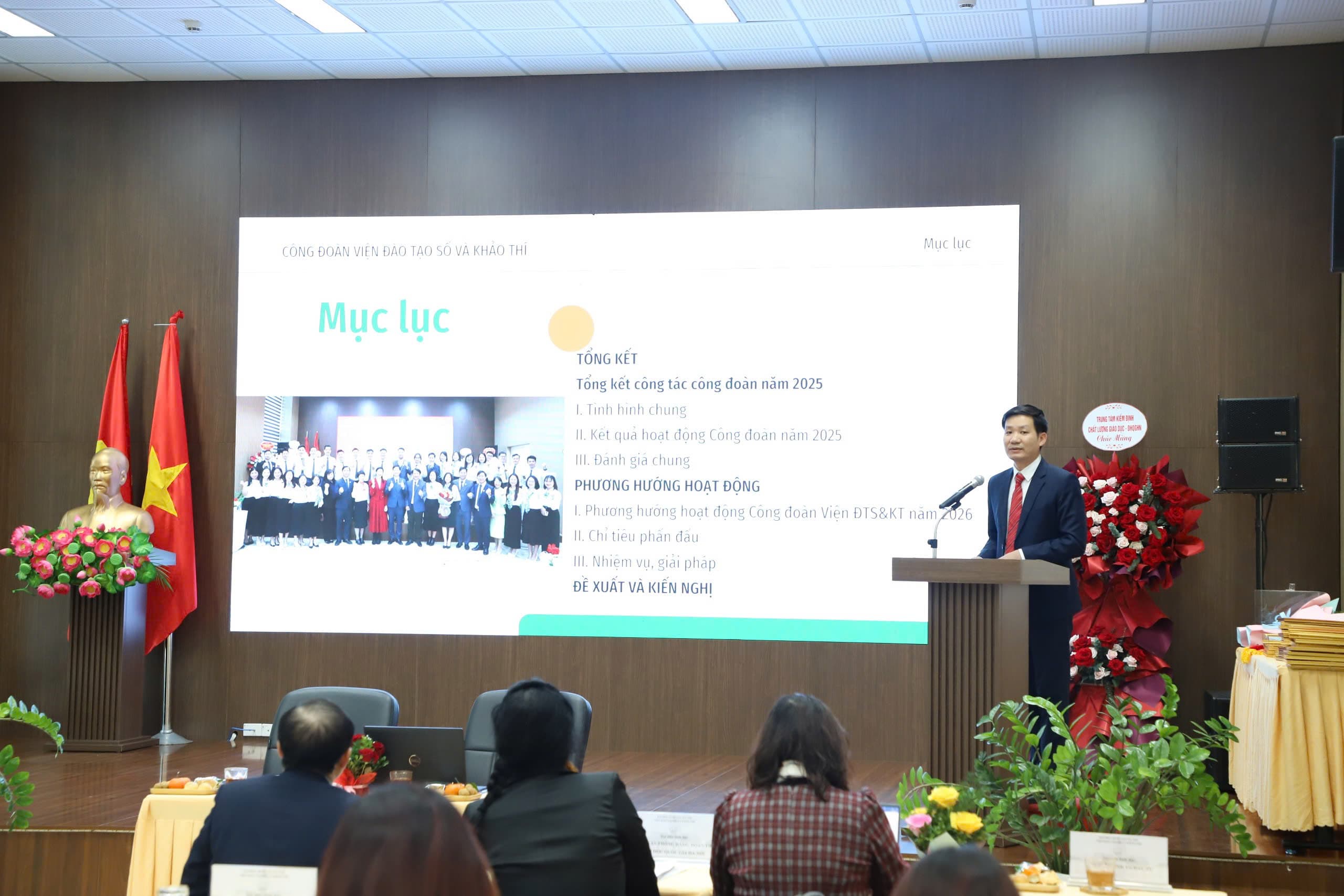 ThS. Nguyễn Văn Dũng – Trưởng phòng Nghiên cứu đo lường và đánh giá, Chủ tịch Công đoàn Viện trình bày báo cáo tại Hội nghị