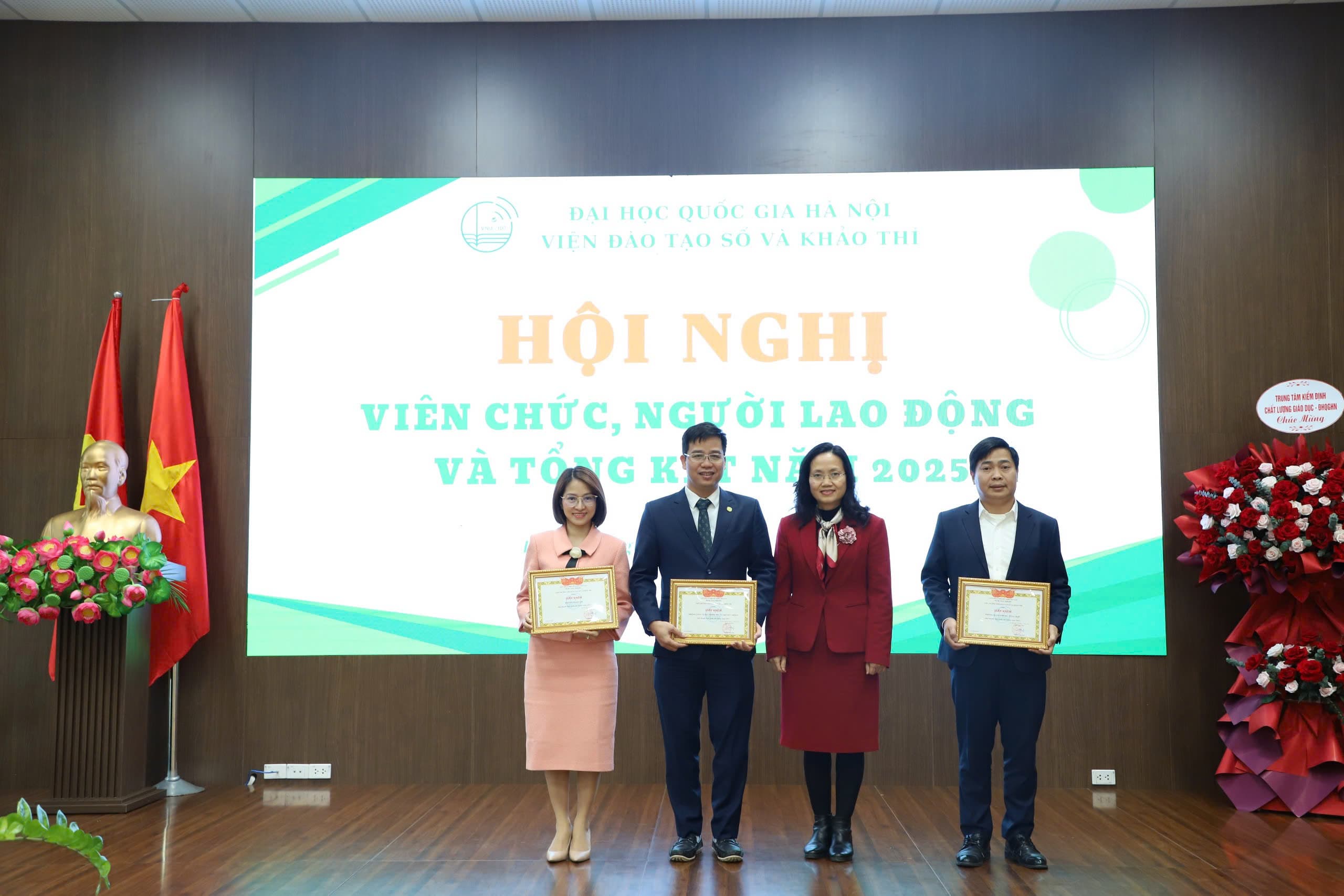 Khen thưởng các tập thể, cá nhân có thành tích tiêu biểu trong năm 2025